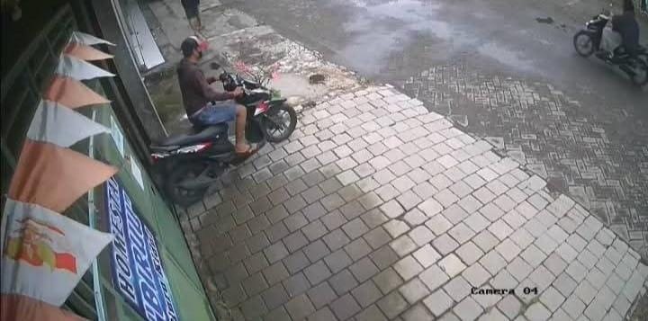 RAWAN: Terduga pencuri motor terekam CCTV. (IST)