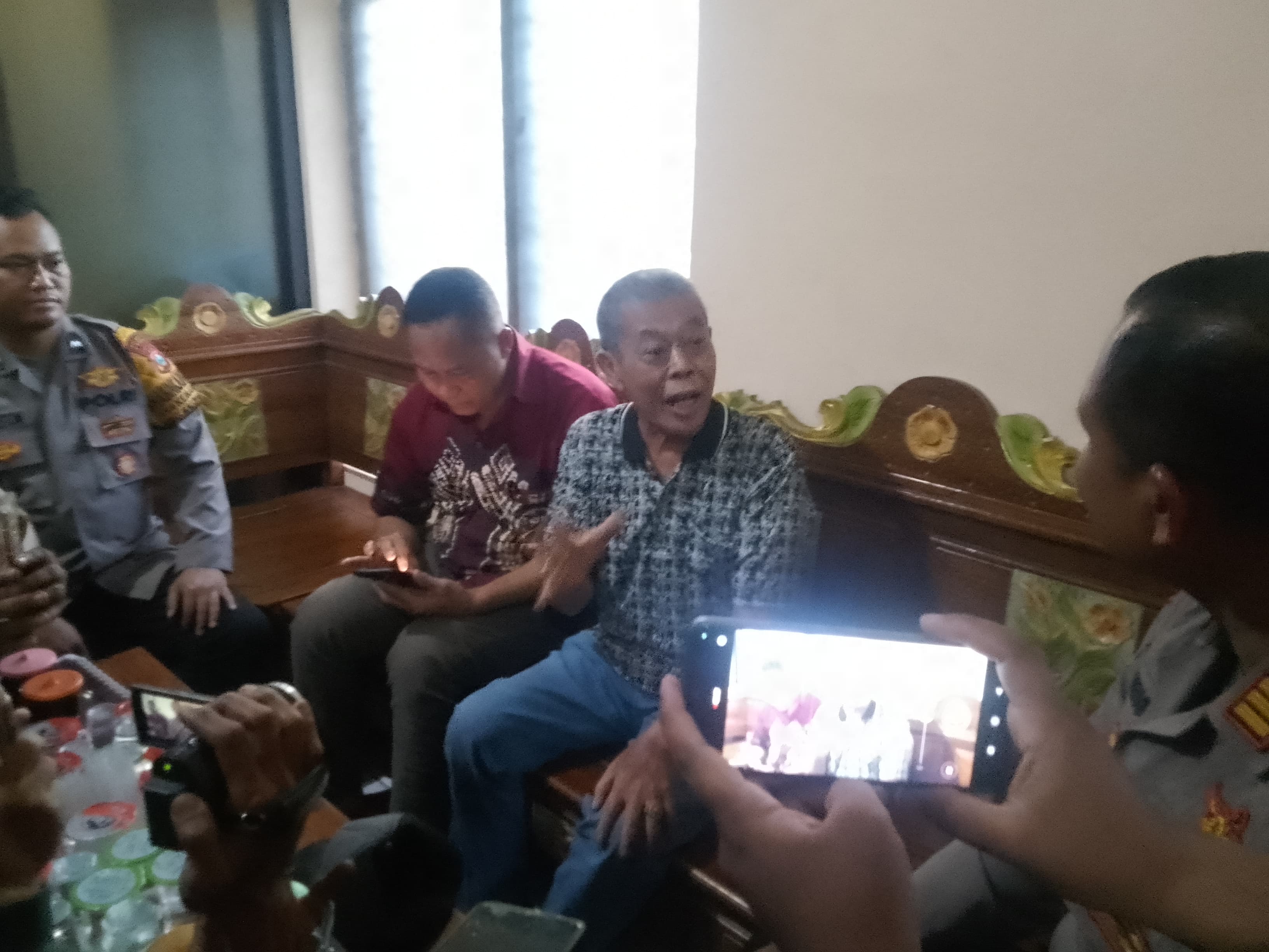 SELAMAT:&nbsp;Kusnadi (dua dari kanan) saat mendatangi Polsek Balongbendo, Senin (9/6). (DIKY SANSIRI/RADAR SIDOARJO)