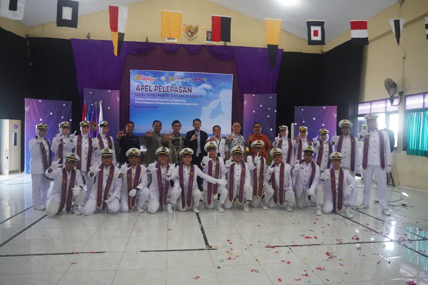 FOTO BERSAMA: Dewan guru, stekholder dan taruna-taruni SMK Mitra Sehat Mandiri Sidoarjo gelar apel pelepasan. (ANAS/RADAR SIDOARJO)