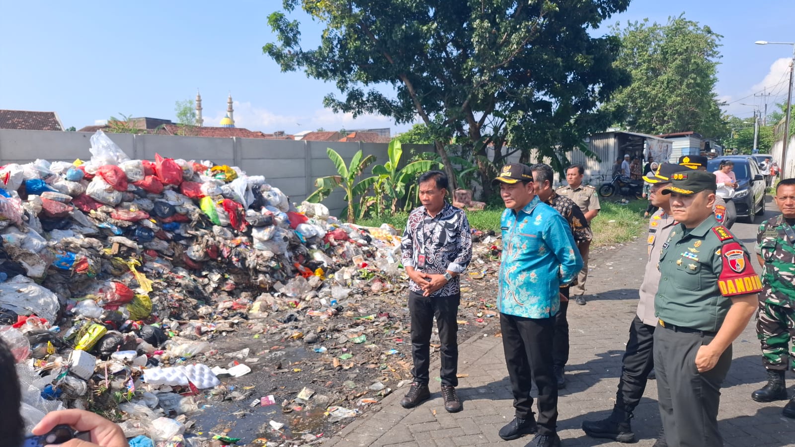 AMBIL ALIH: Bupati Sidoarjo Subandi saat meninjau TPST Ngampelsari di Kecamatan Candi. (M SAIFUL ROHMAN/RADAR SIDOARJO)