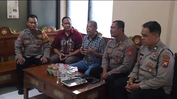 KETEMU : Mantan Ketua DPRD Jatim Kusnadi saat klarifikasi di Mapolsek Balongbendo, Senin (9/6) sore. (DIKY SANSIRI/RADAR SIDOARJO)