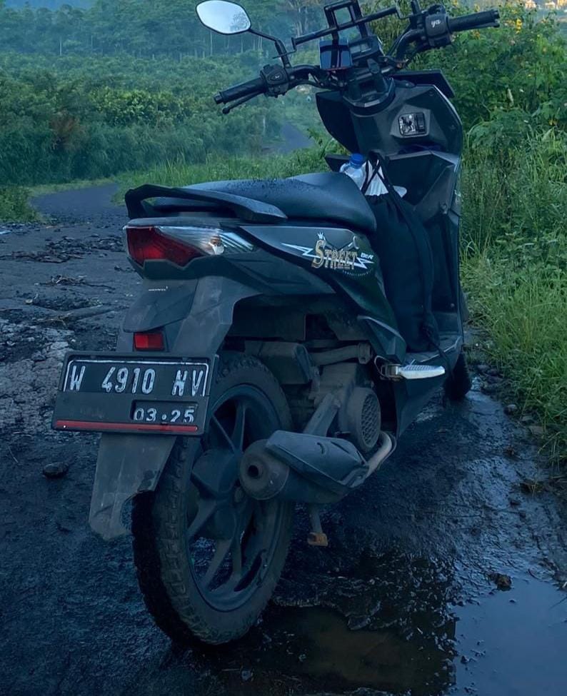 RAIB : Sepeda motor Honda Beat miik korban yang diparkir depan rumah di Pucanganom, Sidoarjo, hilang. (IST/RADAR SIDOARJO)