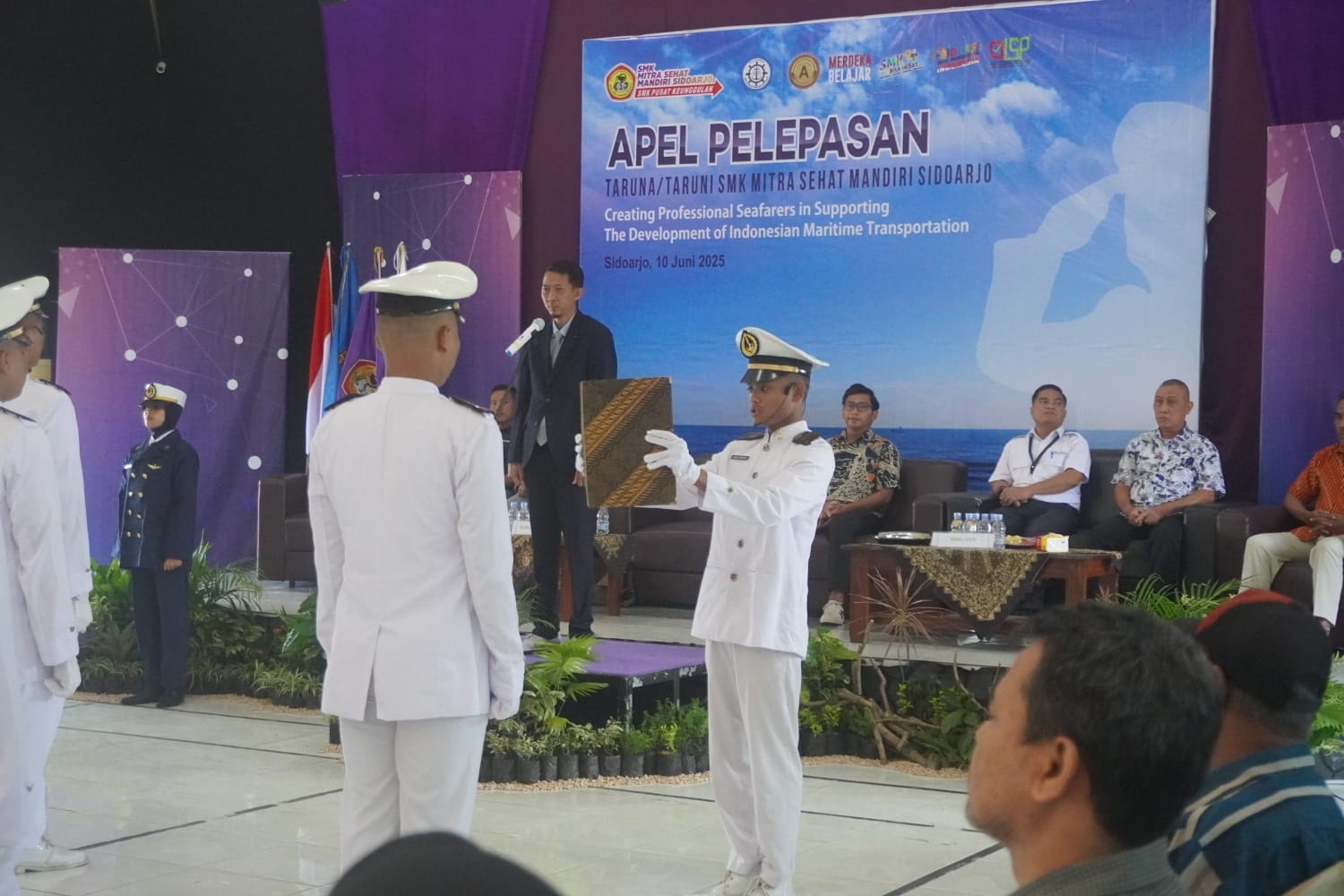 HARU: Pembacaan ikrar pelaut Oleh Taruna dan Taruni SMK Mitra Sehat Mandiri Sidoarjo. (ANAS/RADAR SIDOARJO)
