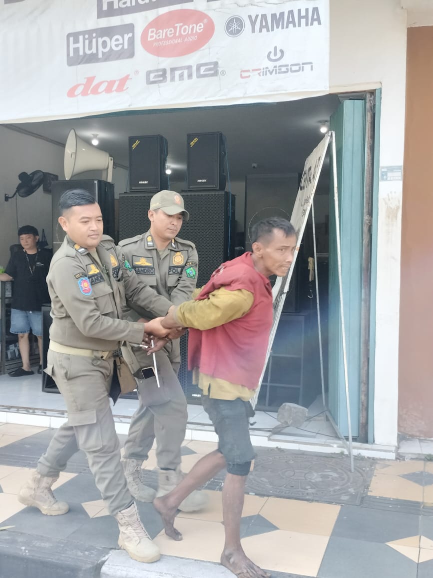 BIKIN RESAH: Satpol PP mengamankan diduga ODGJ mengamuk di Jalan Gajah Mada.