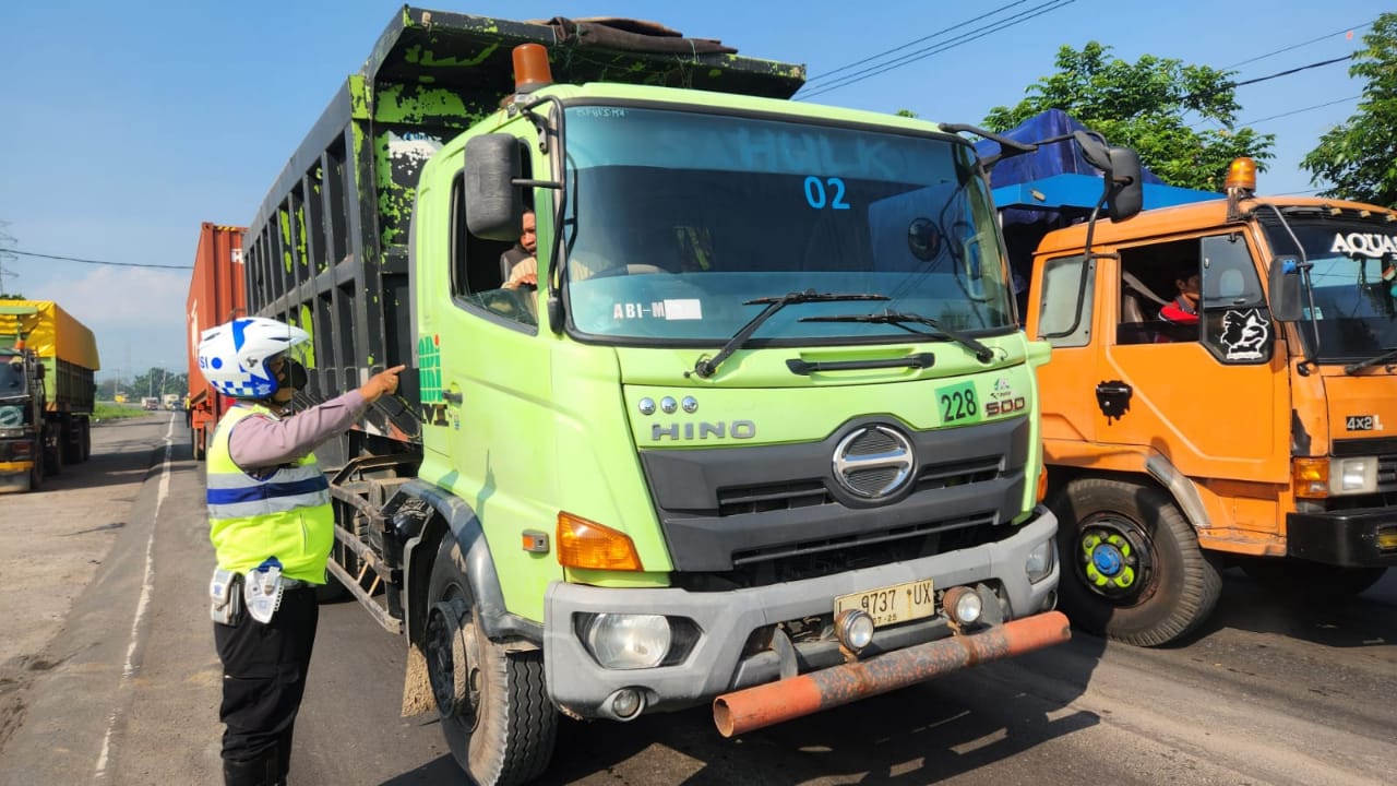 BERI SOSIALISASI: Anggota Satlantas Polresta Sidoarjo merazia sejumlah truk dengan Over Dimension Over Loading (ODOL) di jalan.