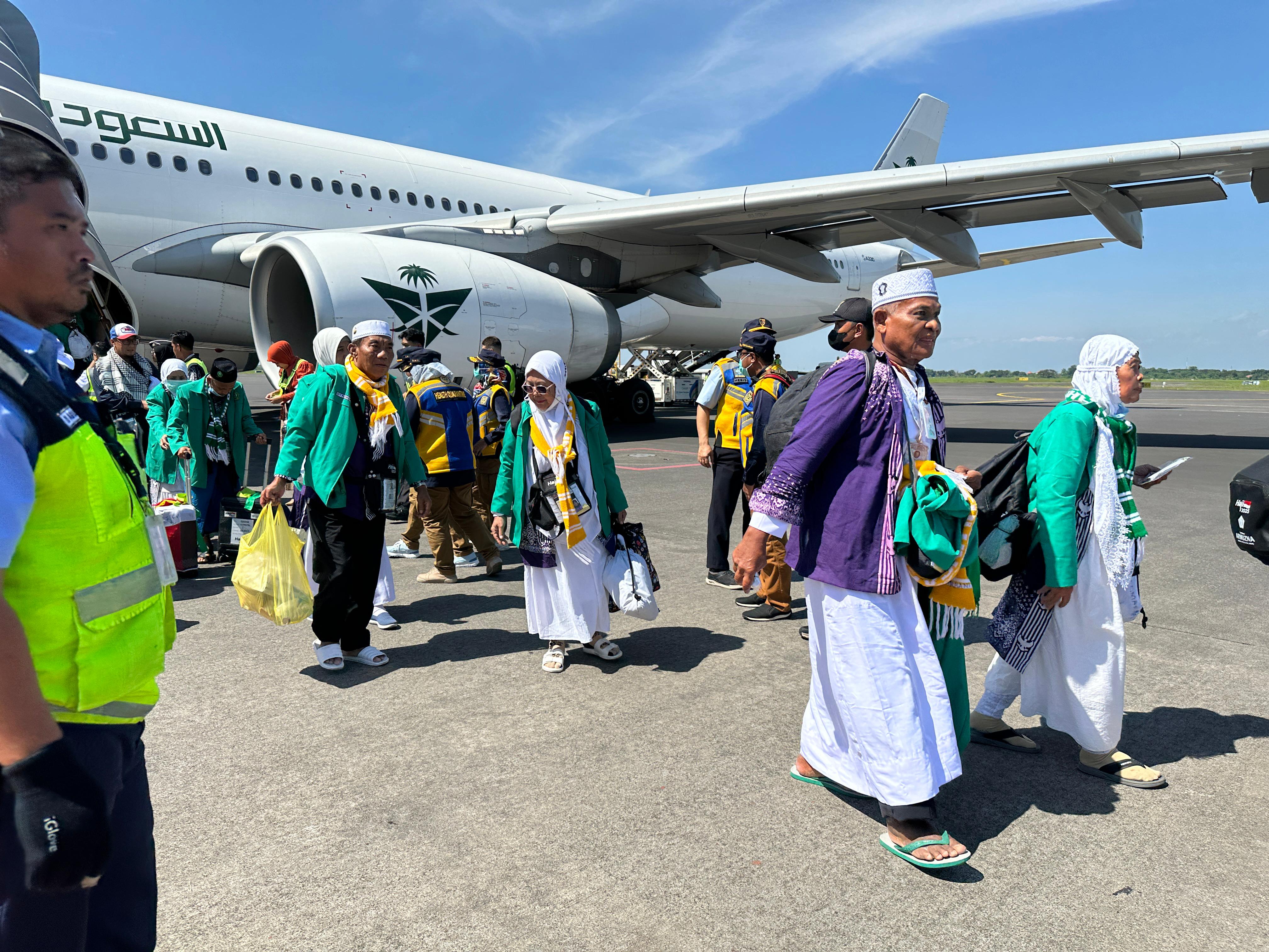 BERSYUKUR: Jemaah haji asal Tulungagung saat tiba di Bandara Internasional Juanda, Sidoarjo, Kamis (12/6). (IST)