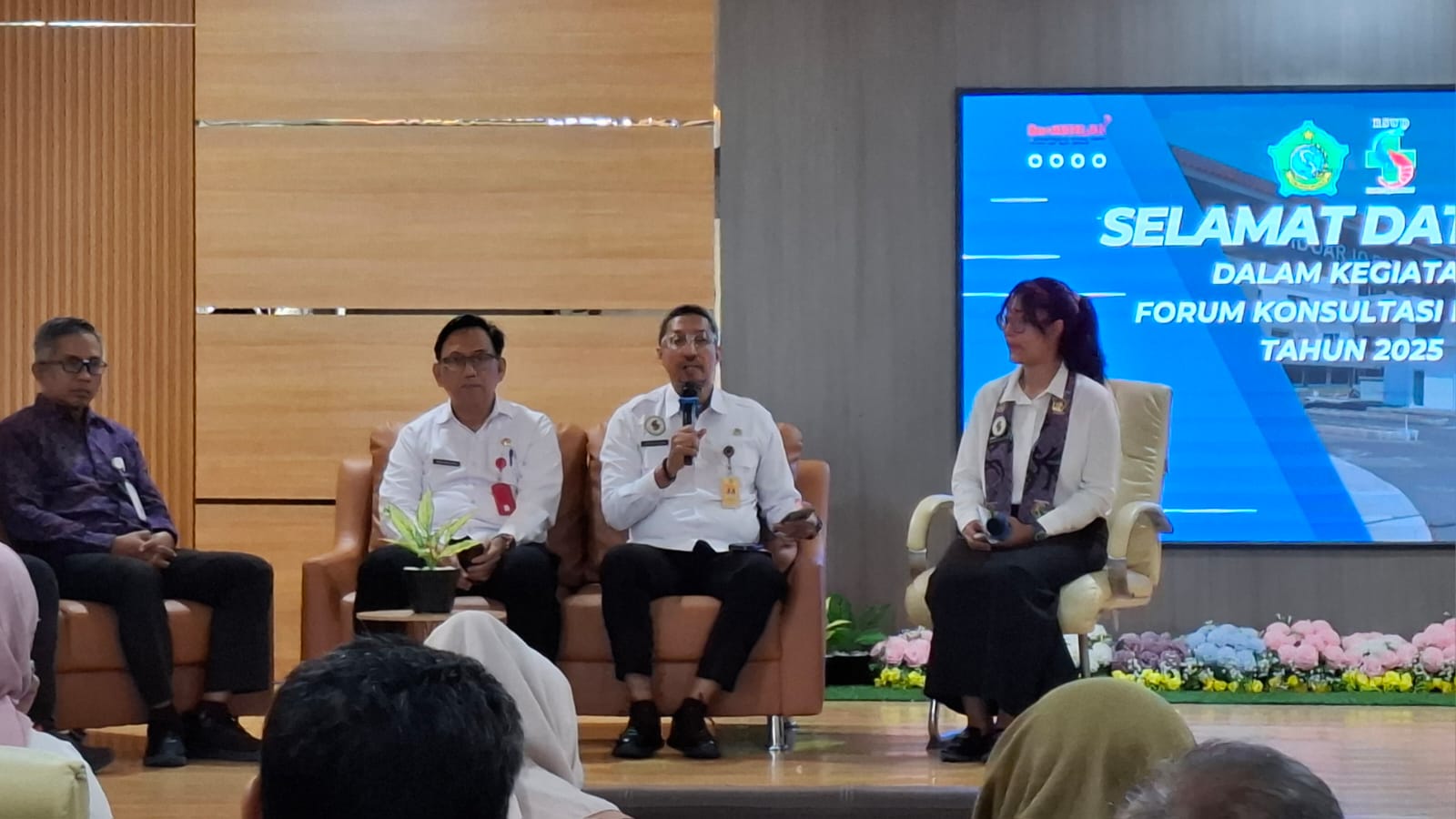 PELAYANAN: Direktur RSUD Sidoarjo Barat, dr Abdillah Segaf Alhadad dalam forum konsultasi publik, ia memaparkan rencana pengembangan 2025. (M SAIFUL ROHMAN/RADAR SIDOARJO)