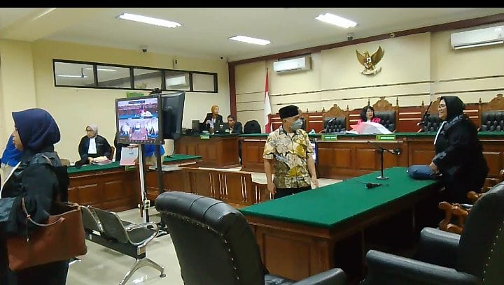 PUNGLI : Terdakwa kasus dugaan pungli PTSL Desa Gilang, Taman, Sidoarjo, Sulhan (batik kuning) usai jalani sidang di Tipikor Surabaya, Kamis (12/6). (DIKY SANSIRI/RADAR SIDOARJO)