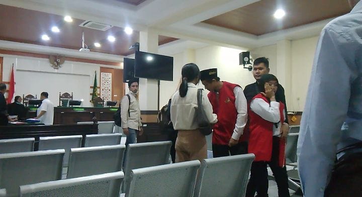 KELUAR : Terdakwa Ayu dan Farid (rompi merah) usai sidang di PN Sidoarjo. Pasutri ini jalani sidang lanjutan, penasihat hukum beber kejanggalan BAP. (DIKY SANSIRI/RADAR SIDOARJO)