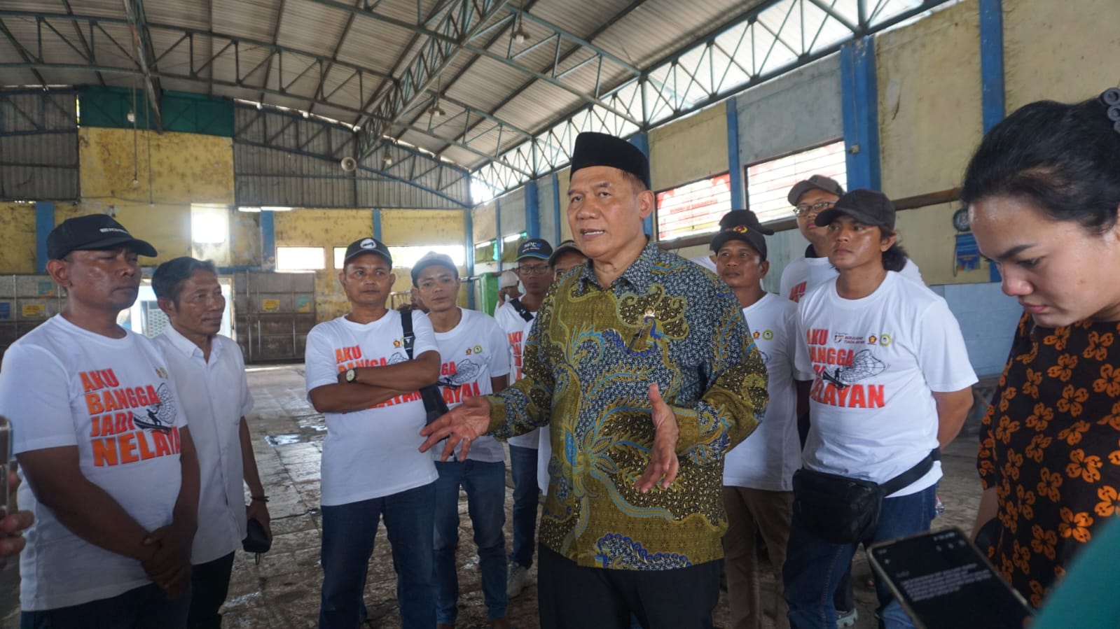 BANTU NELAYAN: BHS saat mengunjungi pasar ikan dan bertemu dengan para nelayan di sana, Jumat (13/6). (RUDI/RADAR SIDOARJO)