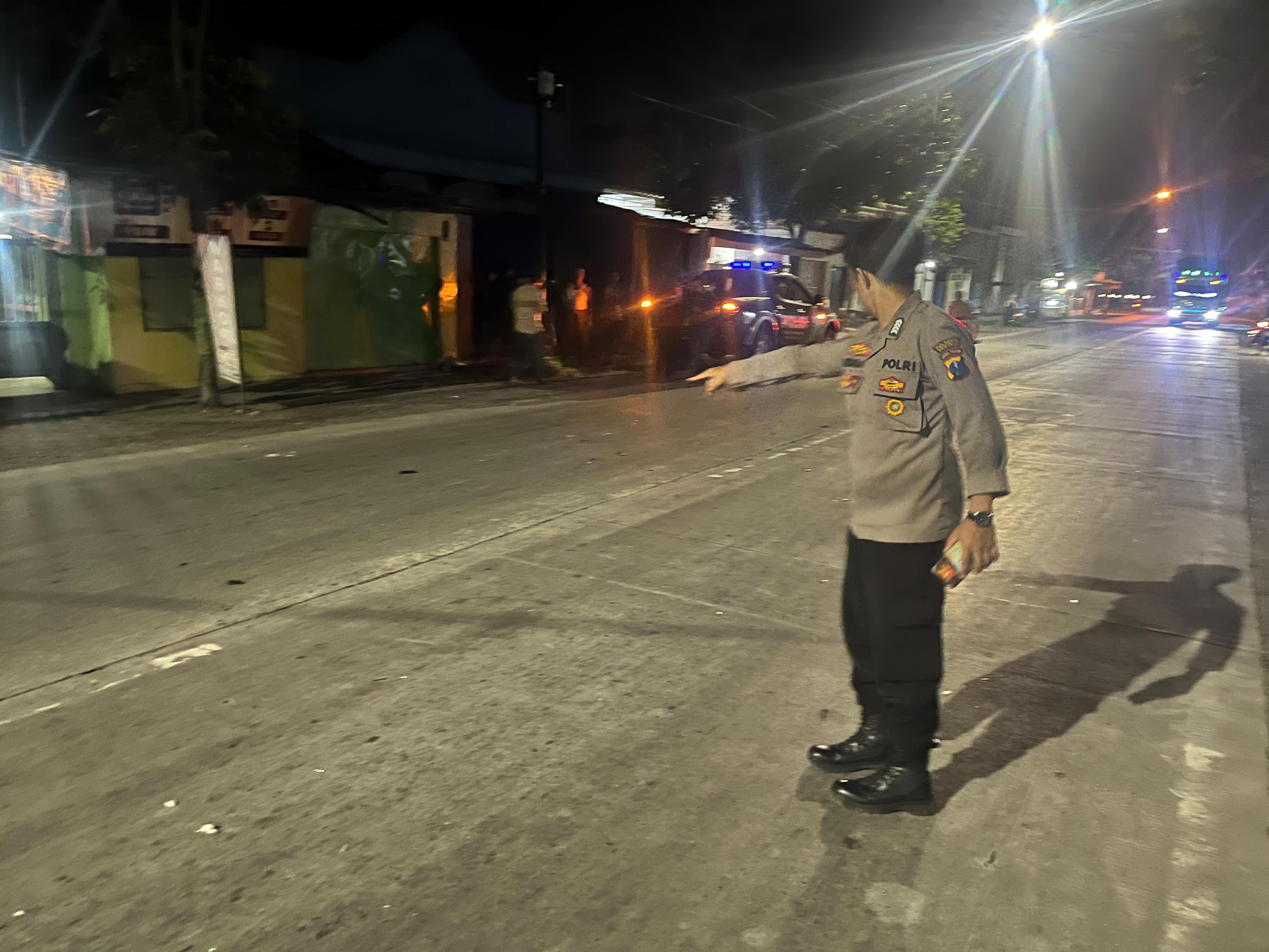 OLAH TKP : Polisi olah TKP di Jalan Raya Bulang, Prambon, Sidoarjo. Pengendara motor asal Pasuruan adu banteng di lokasi. (IST/RADAR SURABAYA)