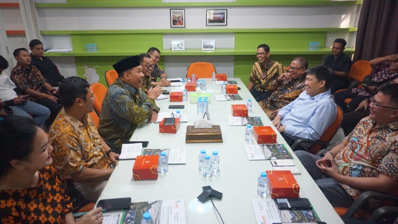 KUNJUNGAN: Bambang Haryo Soekartono (berkopiah) sedang berdiskusi di kawasan Industri Safe n Lock Sidoarjo, Jumat (13/6). (RUDI/RADAR SIDOARJO)
