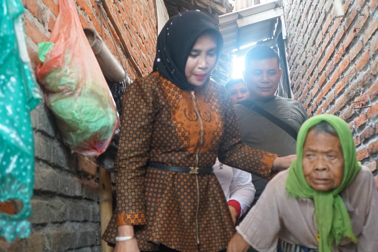 EMPATI: Wakil Bupati Sidoarjo, Mimik Idayana melakukan sidak ke salah satu rumah tidak layak huni (RTLH) milik Mbah Mesna, 90 tahun di Desa Candipari, Kecamatan Porong.