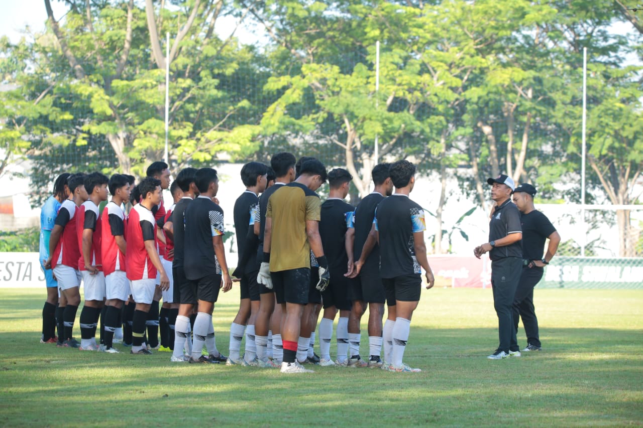 BERI ARAHAN: Deltras sudah menyelesaikan program trial bagi pemain muda potensial. (Foto: Official Media Deltras FC)