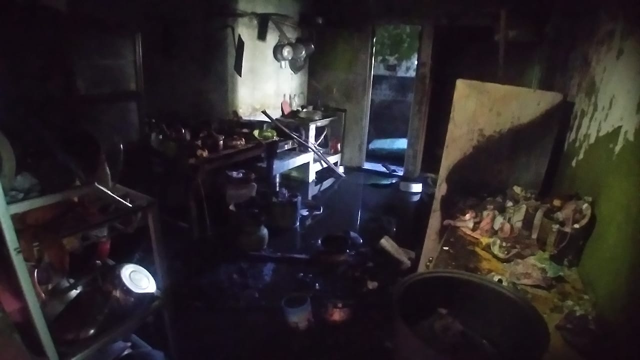HANGUS : Rumah warga di Perumahan Bumi Intan Permai, Gebang, Sidoarjo usai terbakar, Minggu (15/6) pagi. (IST/RADAR SIDOARJO)