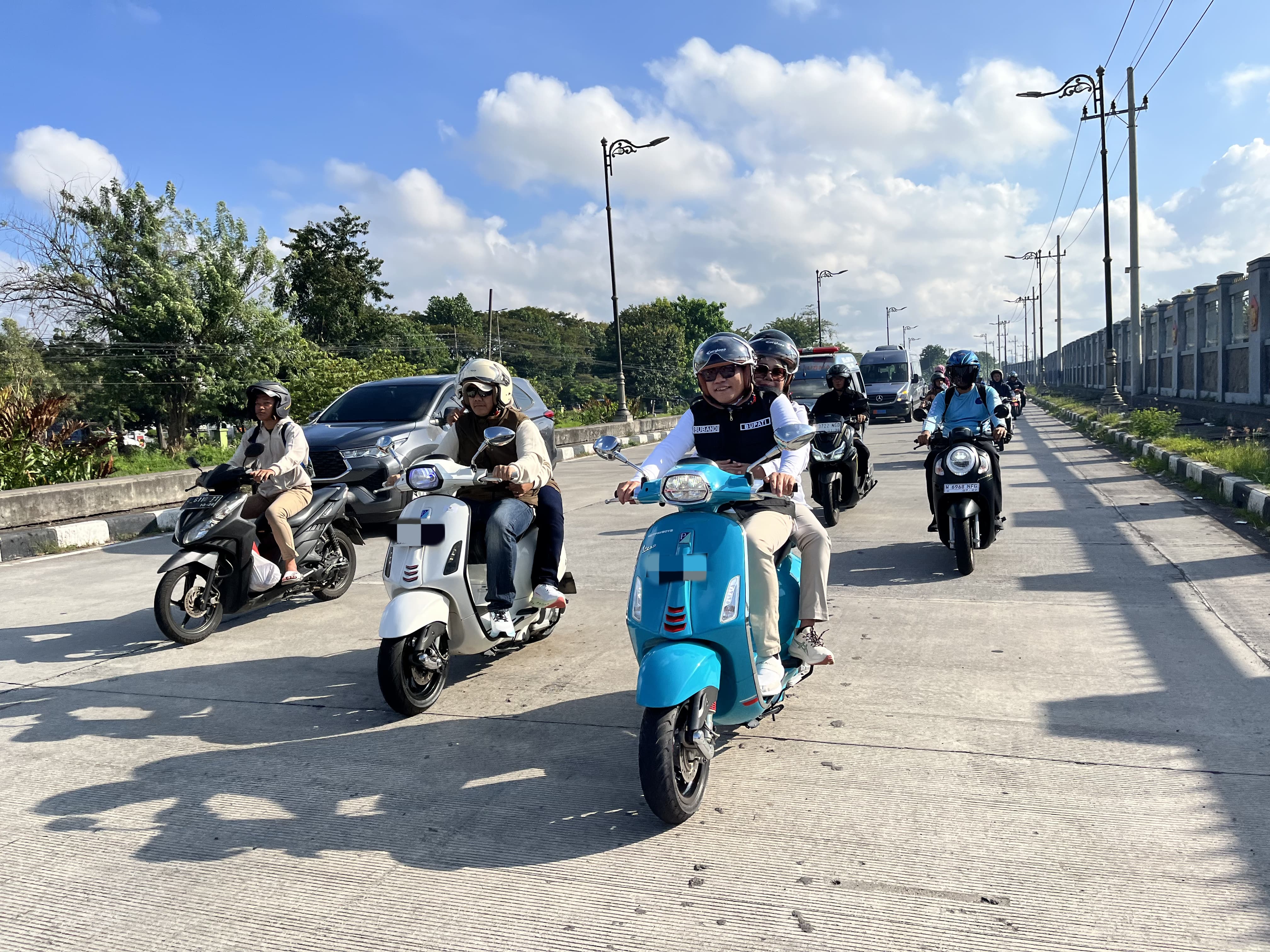 KOMPAK: Bupati Sidoarjo Subandi bersama istri, Sriatun Subandi (vespa hijau), turut memeriahkan kegiatan Scooter Riding yang digelar di Lanudal Juanda.