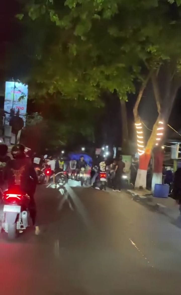 TEREKAM: Gerombolan remaja berbuat onar di Jalan Brigjen Katamso, Waru, Minggu (15/6). (IST)