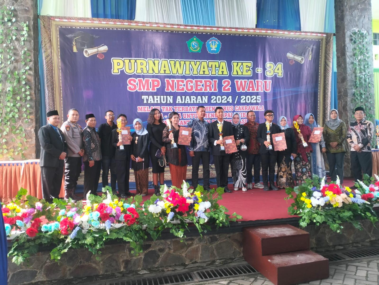 FOTO BERSAMA: Kepala SMPN 2 Waru, Ahmad Anwar kiri bersama stekholder para siswa prestasi dalam kegiatan Purnawiyata ke-34. (ANAS/RADAR SIDOARJO)