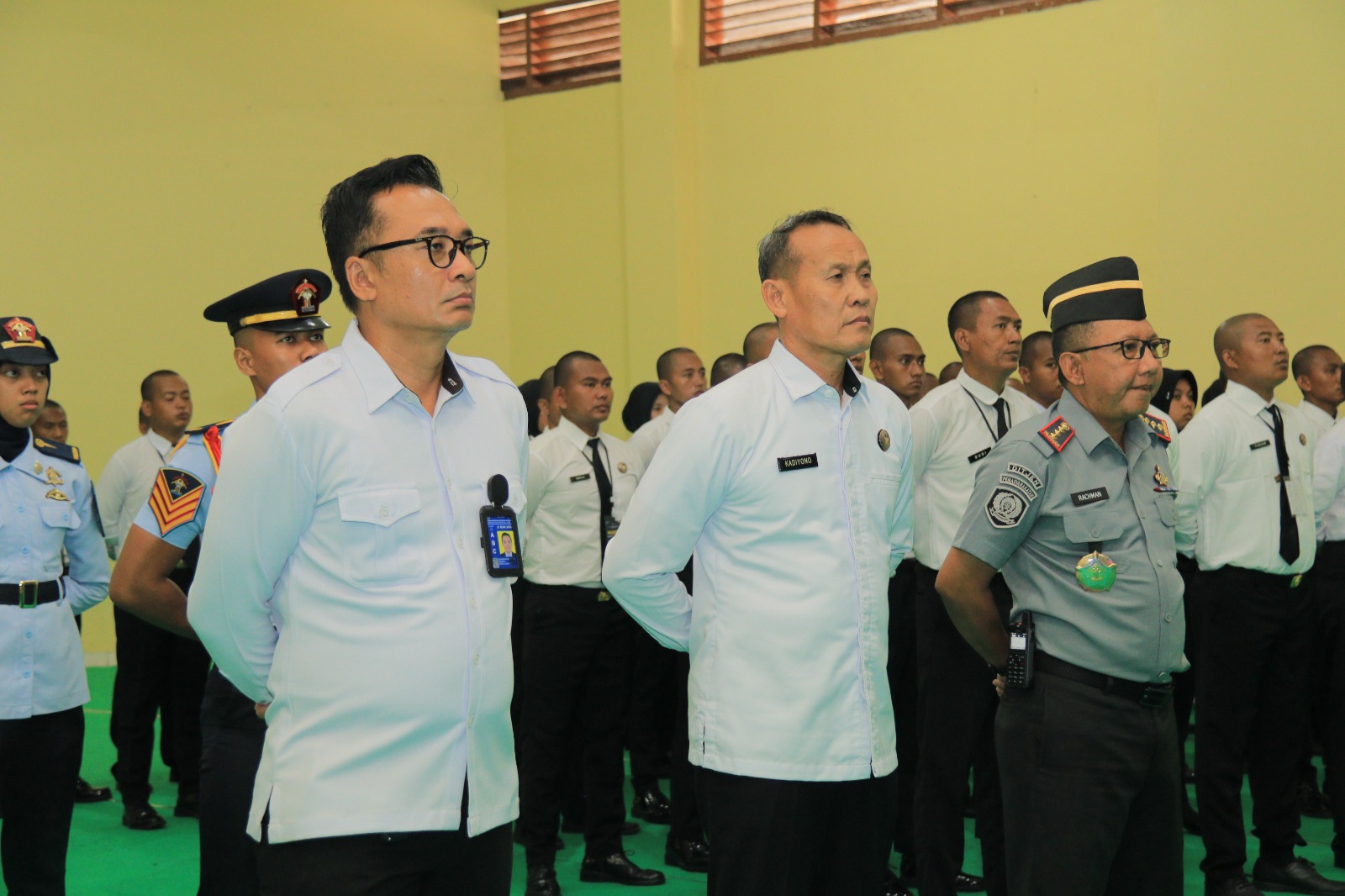 KOORDINASI: Kepala Kanwil Ditjenpas Jatim, Kadiyono (tengah) beserta seluruh jajaran Kanwil Ditjenpas Jatim mengikuti kegiatan Apel Pagi Bersama.