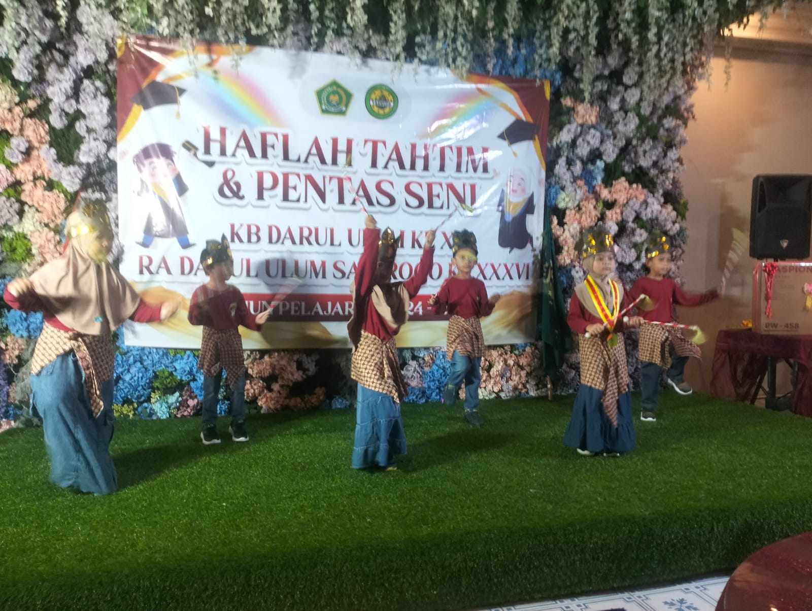 KEREN: Anak-anak KB dan RA Darul Ulum saat tampil dalam Haflah Tahtim. (ANAS/RADAR SIDOARJO)