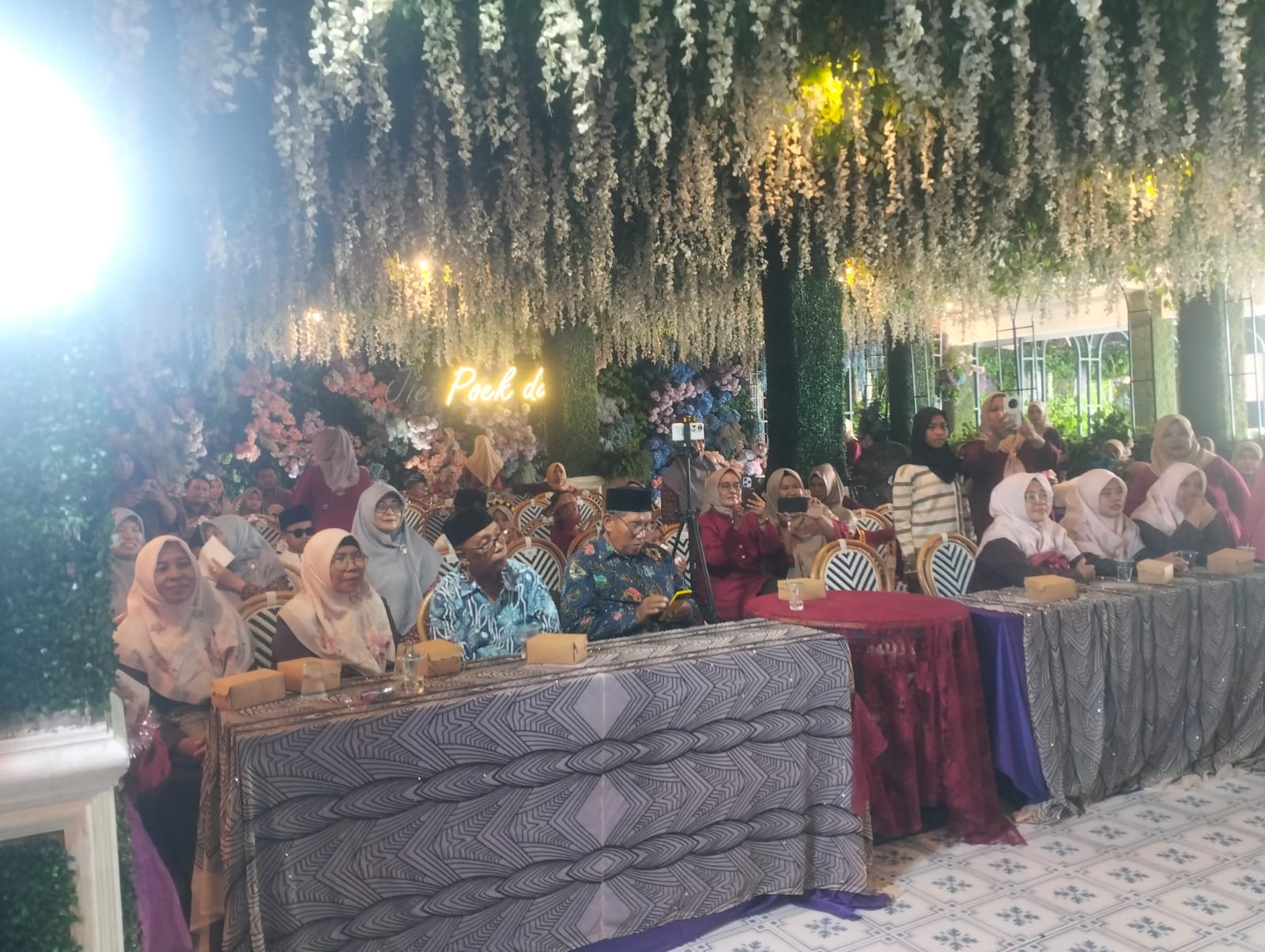 Abdul Amin selaku pembina yayasan Darul Ulum Sarirogo bersama dewan guru dan wali murid KB Darul Ulum dan RA Darul Ulum Sarirogo dalam kegiatan Haflah Tahtim dan Pentas Seni. (ANAS/RADAR SIDOARJO)