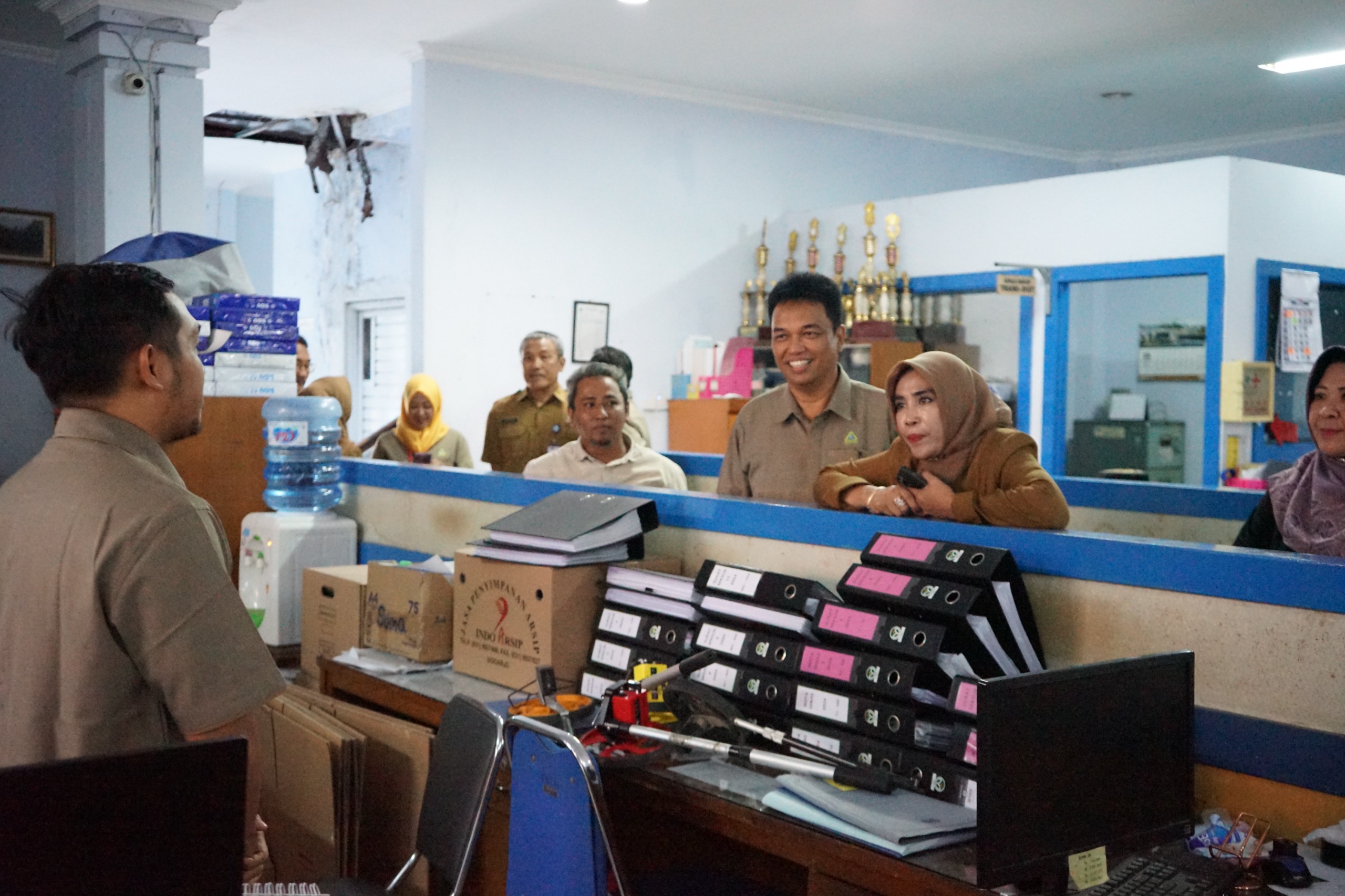 BERKUNJUNG: Wakil Bupati Sidoarjo Mimik Idayana saat sidak di kantor Perumda Delta Tirta.
