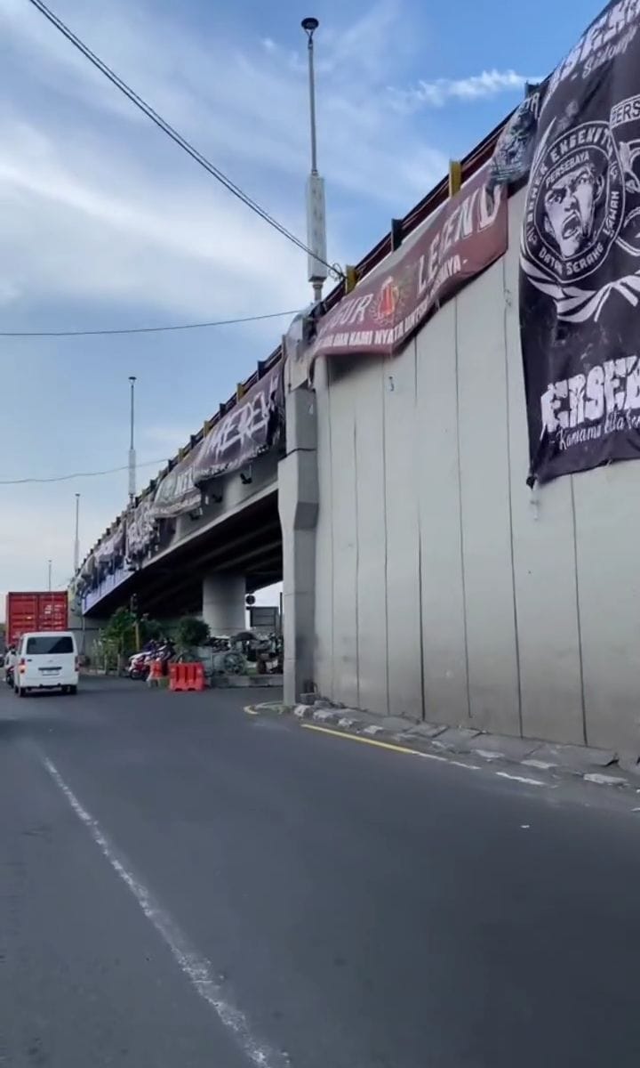 MENEMPEL: Spanduk Bonek penuhi Flyover Waru Sidoarjo.