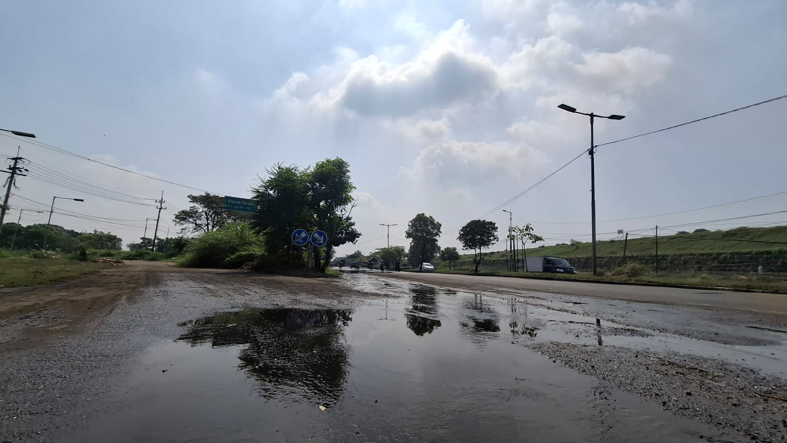 SURUT : Jalan Raya Porong, Sidoarjo, pasca banjir. BBPJN Jatim belum ada rencana peninggian. (M SAIFUL ROHMAN/RADAR SIDOARJO)