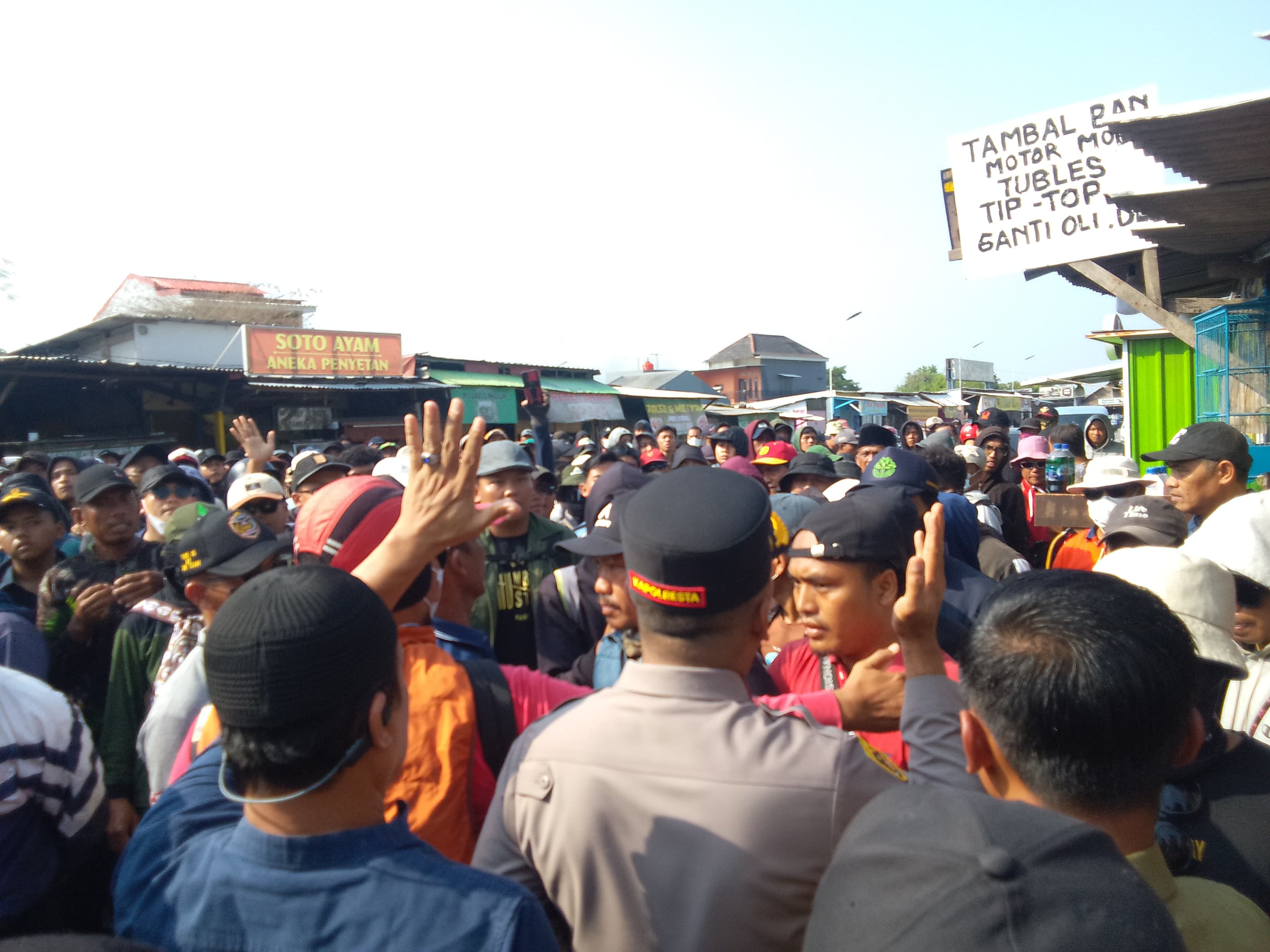 BERSITEGANG: Kapolresta Sidoarjo Kombes Pol Christian Tobing coba menenangkan massa yang menolak eksekusi lahan di Tambakoso, Waru, Sidoarjo, Rabu (18/6). (DIKY SANSIRI/RADAR SIDOARJO)