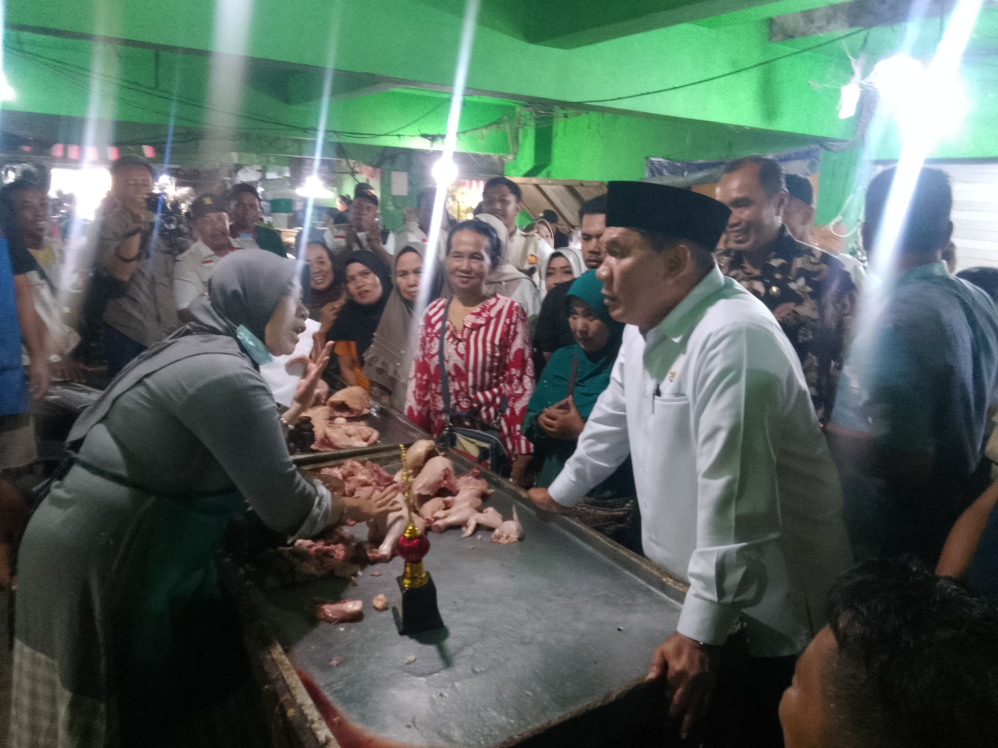 BANTU PEDAGANG: Bambang Haryo Soekartono (BHS) saat mengunjungi Pasar Wadungasri dan membantu pelaku UMKM, Kamis (18/6). (DIKY SANSIRI/RADAR SIDOARJO)