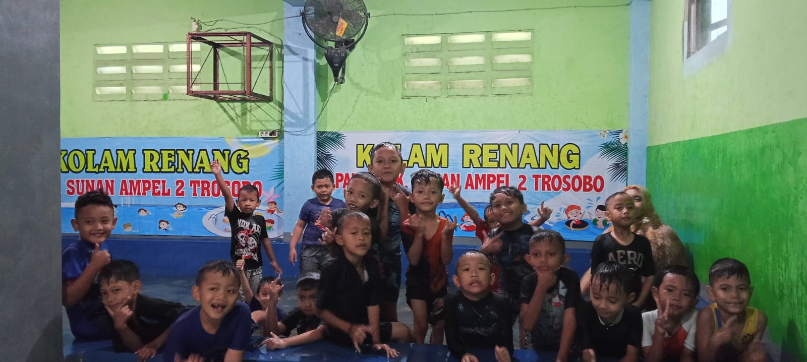 SENANG: Anak-anak PG dan TK Muslimat Sunan Ampel 2 Trosobo saat bermain kolam renang. (ANAS/RADAR SIDOARJO)