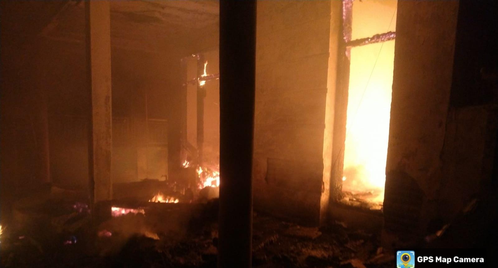 MENYALA : Api membakar rumah di Kloposepuluh, Sukodono, Sidoarjo. Akibat kejadian ini satu motor ikut terbakar. (IST/RADAR SIDOARJO)