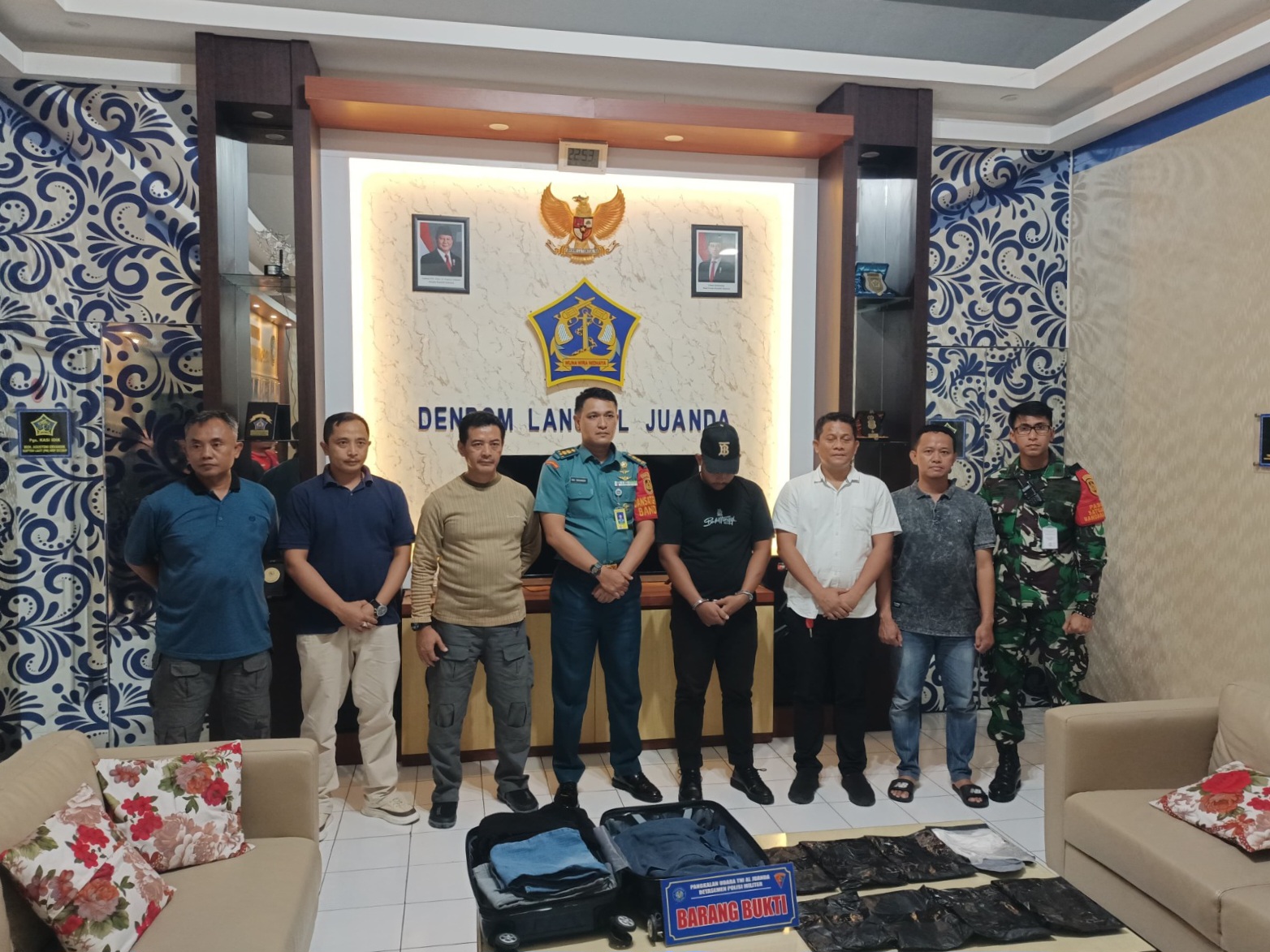 TEGAS : Petugas Satgaspam Bandara Juanda serahkan barang bukti 1,6 kilogram sabu-sabu dan tersangka ke Polrestabes Surabaya. (IST/RADAR SIDOARJO)