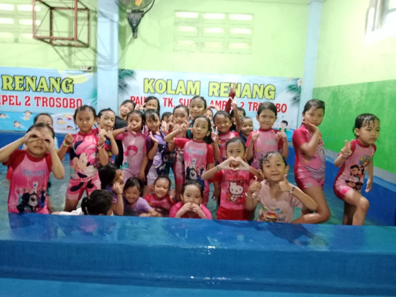 KOMPAK: Anak-anak PG dan TK Muslimat Sunan Ampel 2 Trosobo saat menikmati kolam renang sekolah. (ANAS/RADAR SIDOARJO)