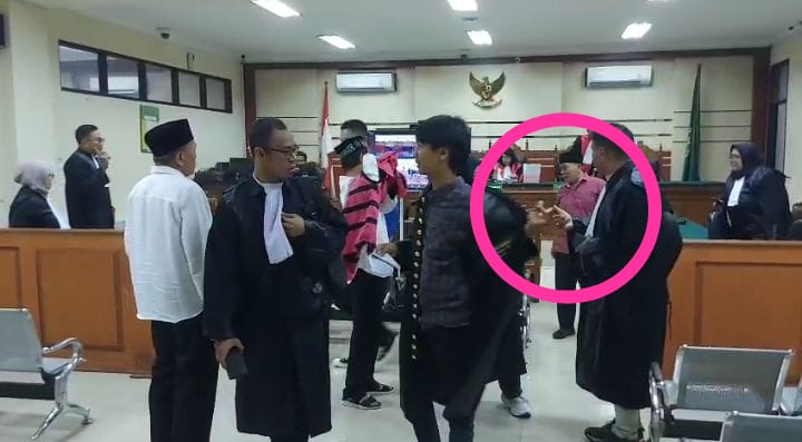 PESAKITAN: Terdakwa kasus dugaan pungli PTSL Desa Gilang, Kecamatan Taman, Sidoarjo, Sulhan usai menjalani sidang. (DIKY SANSIRI/RADAR SIDOARJO)