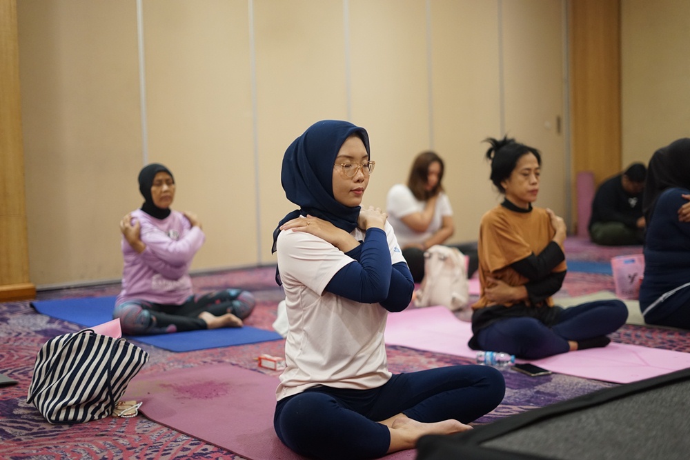 KONSENTRASI: Sesi yoga spesial yang berlangsung di ballroom hotel pada Minggu pagi, 22 Juni 2025.