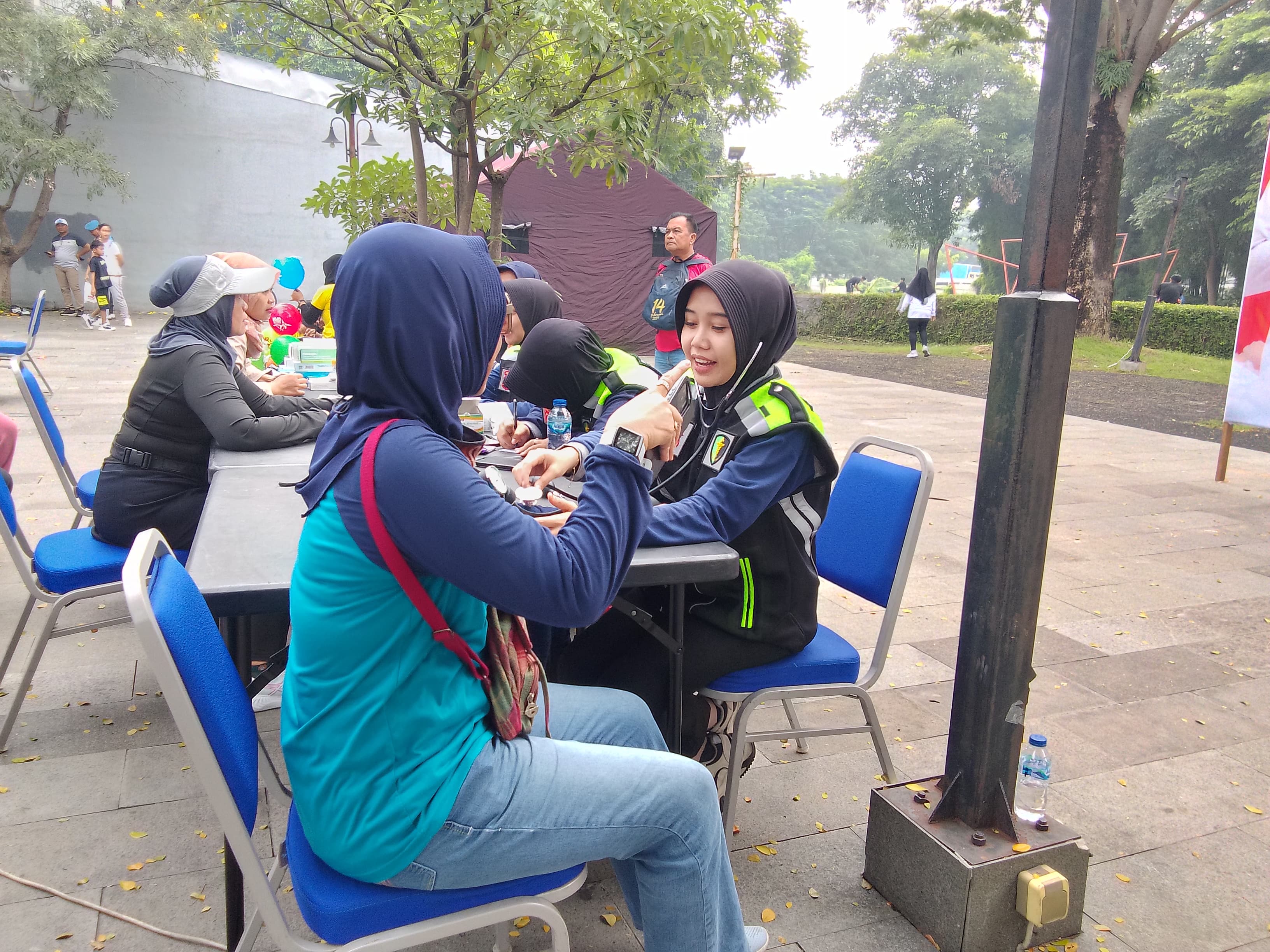 SEHAT: Pemeriksaan kesehatan gratis kepada warga  yang berolahraga di Kahuripan Nirwana Village oleh Polresta Sidoarjo, Minggu (22/6).