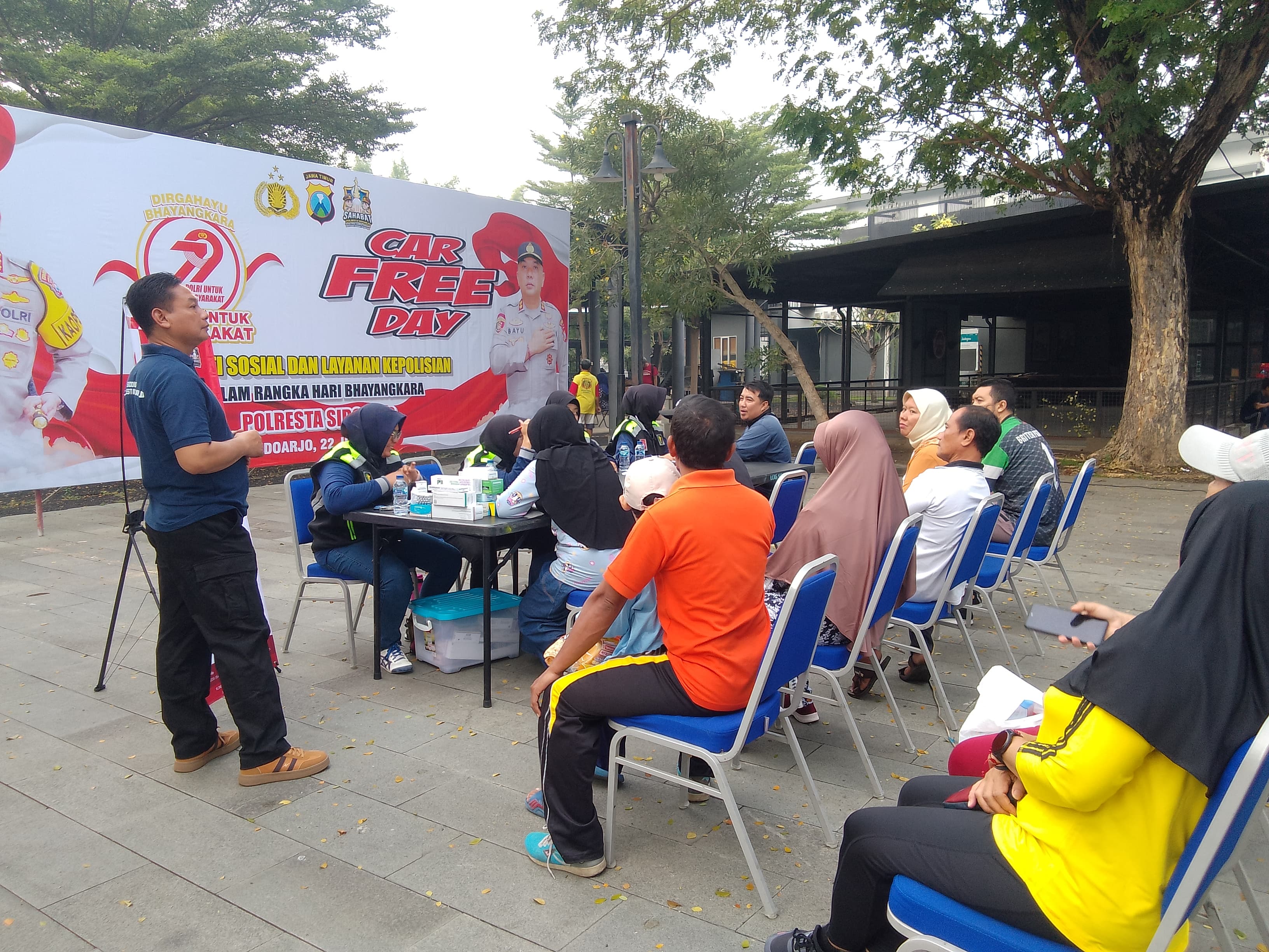 BERMANFAAT: Kegiatan pelayanan publik Polresta Sidoarjo, Minggu (22/6) di Kahuripan Nirwana. (DIKY SANSIRI/RADAR SIDOARJO)