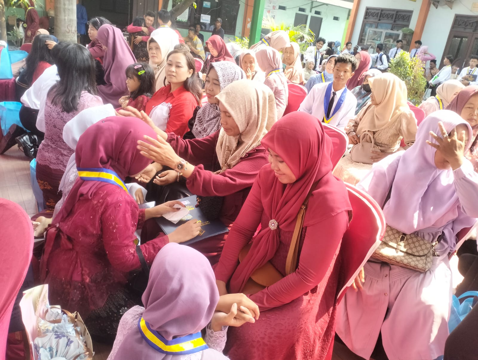 HARU: Para siswa SMPN 3 Krian sungkem ke orang tua wali. (ANAS/RADAR SIDOARJO)