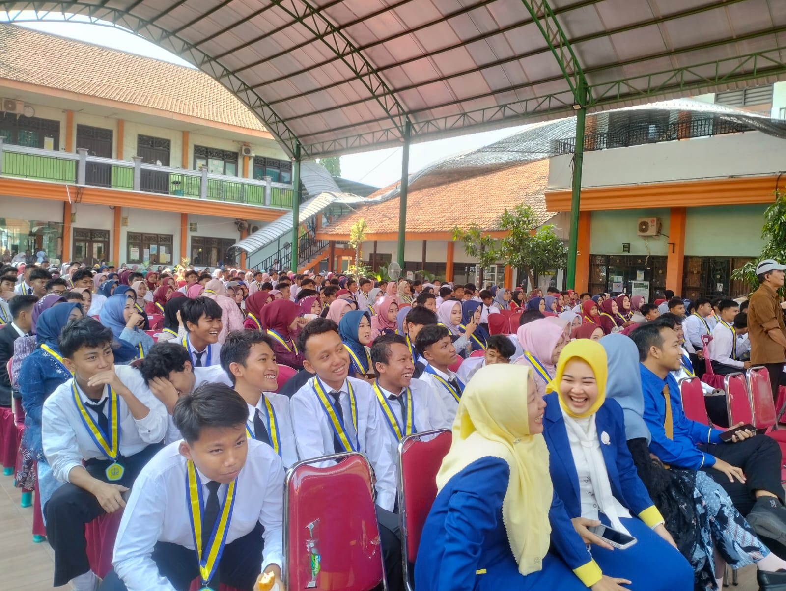 BANGGA: Para siswa dan guru saat melihat video kenangan di SMP Negeri 3 Krian. (ANAS/RADAR SIDOARJO)