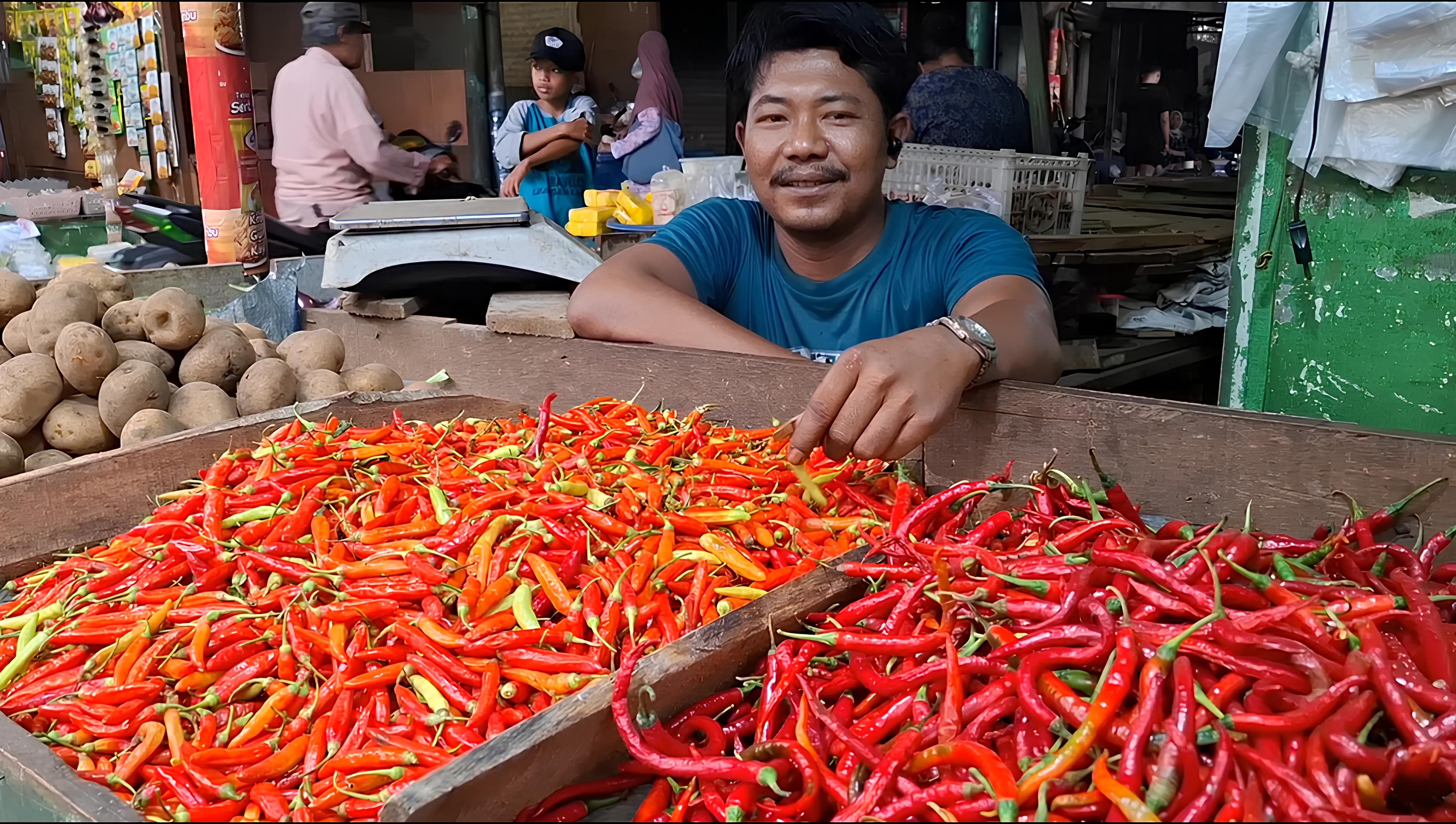 HARGA NAIK: Pedagang cabai dan tomat di Pasar Taman, Sidoarjo, harga dua komoditas ini naik dua kali lipat. (IST/RADAR SURABAYA)