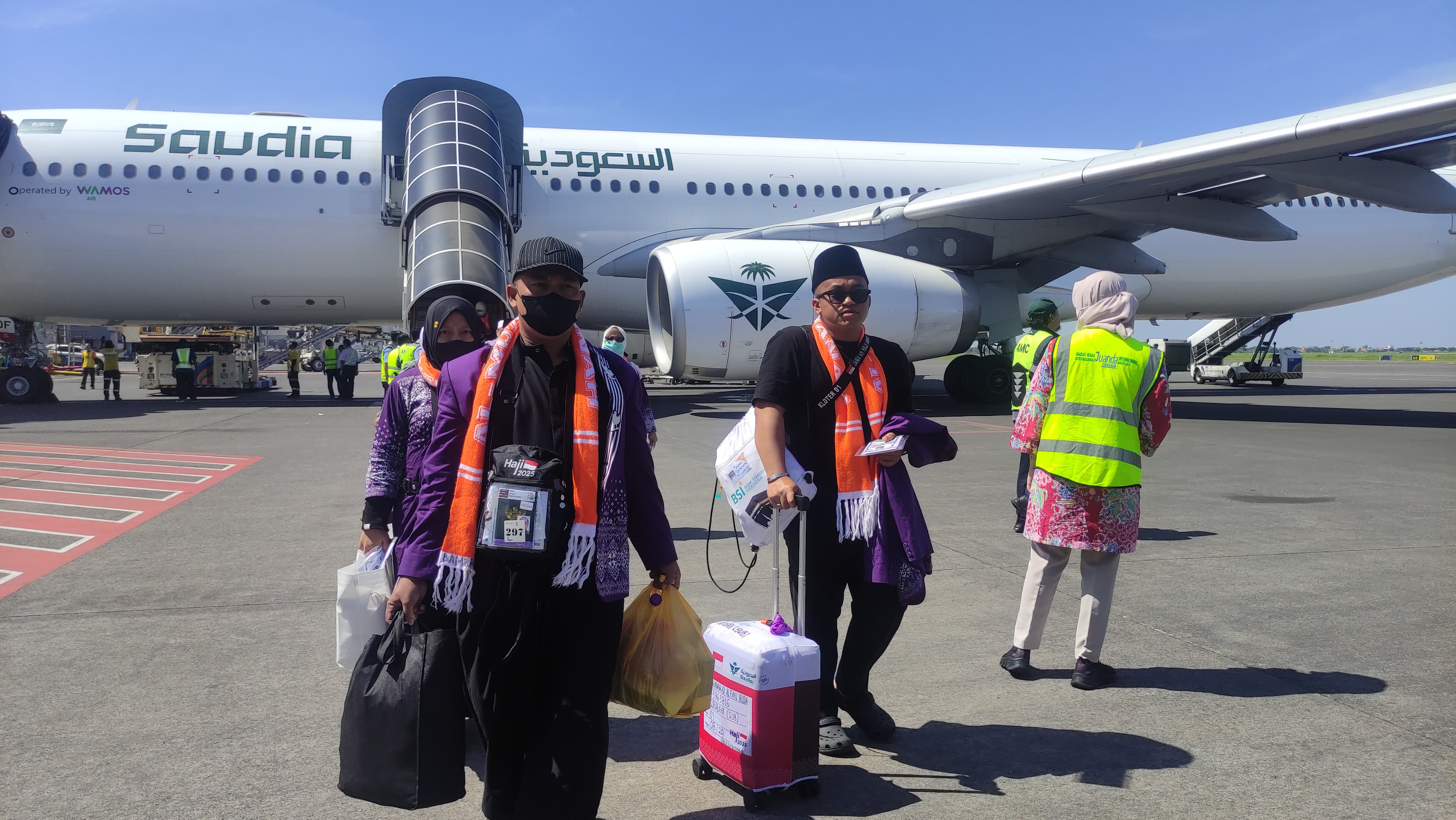 SELAMAT : Seluruh jemaah haji kloter 33 tiba di Bandara Internasional Juanda, Senin (22/6) pagi. Mereka sempat mendarat darurat karena teror ancaman bom. (IST/RADAR SURABAYA)