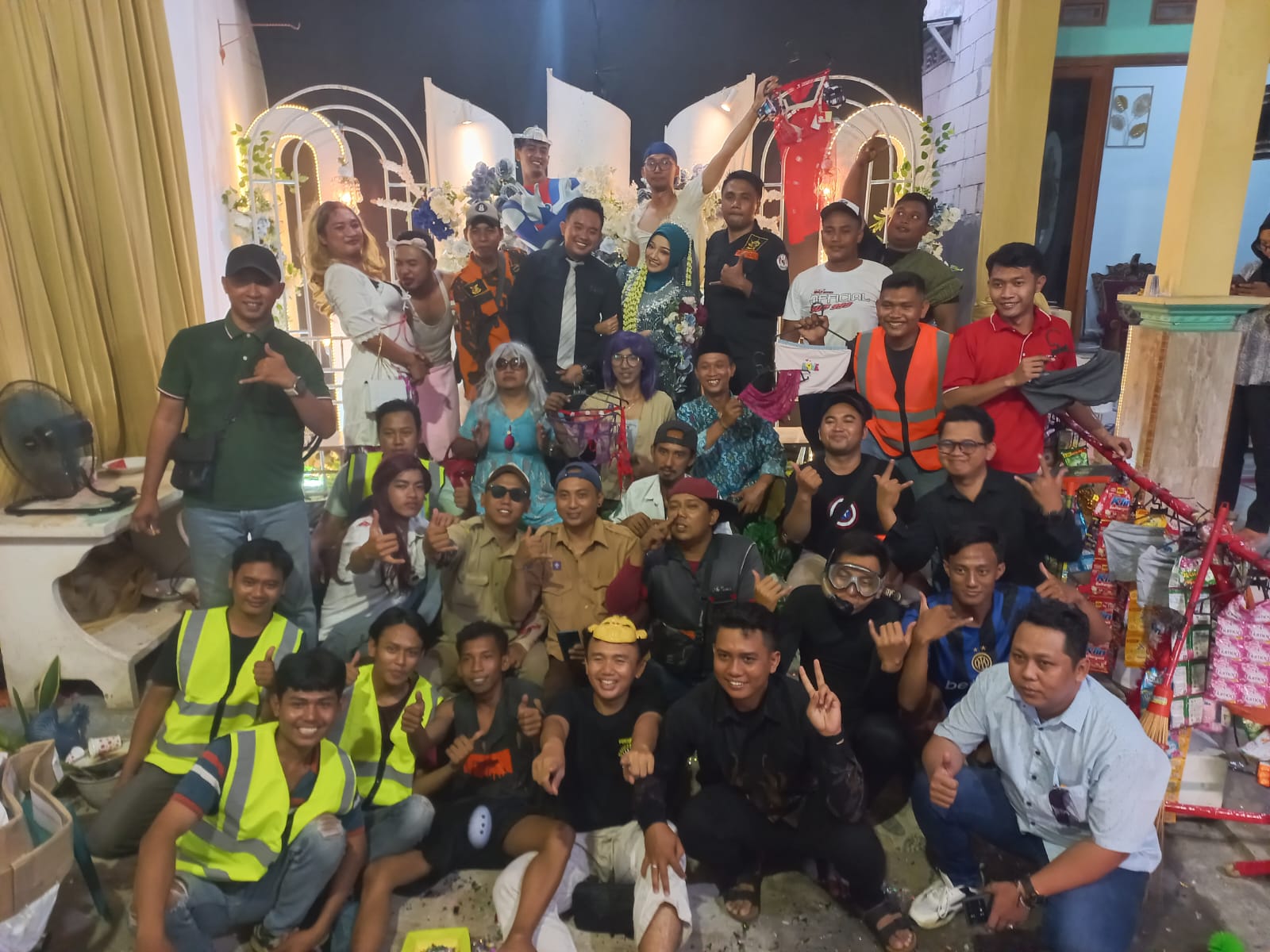 KEJUTAN : Tamu undangan pasangan pengantin di Betro Sidoarjo ini datang dengan kostum unik dan tidak biasa, ada yang menggunakan seragam sekolah, lingerie hingga Ultraman. (ISTIMEWA/RADAR SURABAYA)