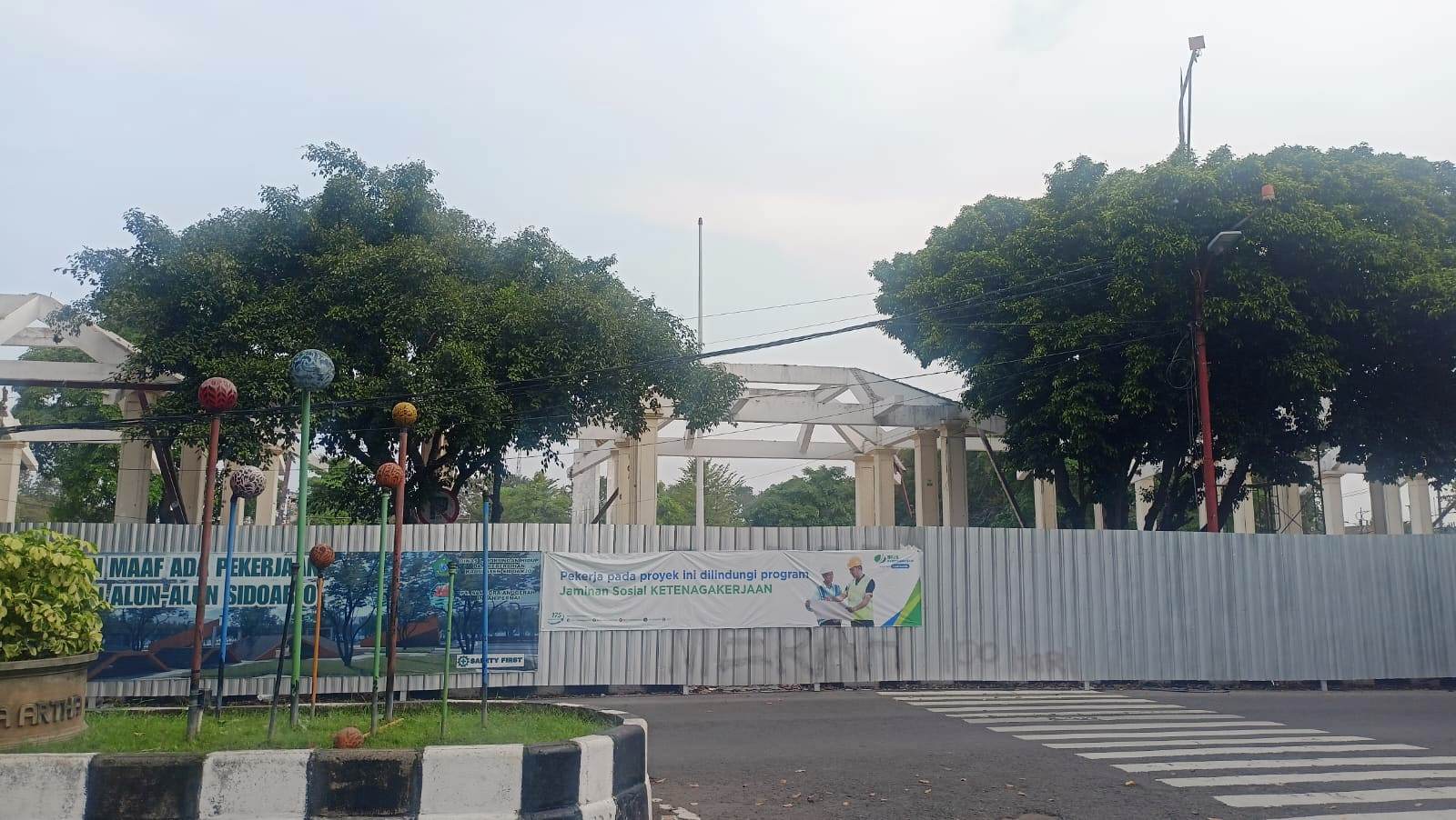 DITUTUP SENG: Paseban Alun-alun Sidoarjo tampak sudah dibongkar total. (M SAIFUL ROHMAN/RADAR SIDOARJO)