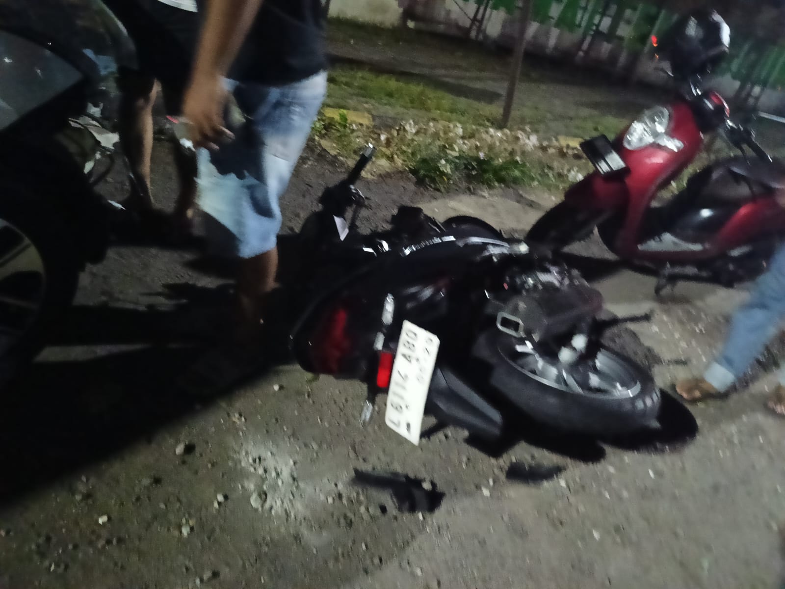 RUSAK: Kondisi kendaraan yang terlibat kecelakaan di Jalan Raya Tarik, Sidoarjo, Minggu (22/6) dini hari. (IST)
