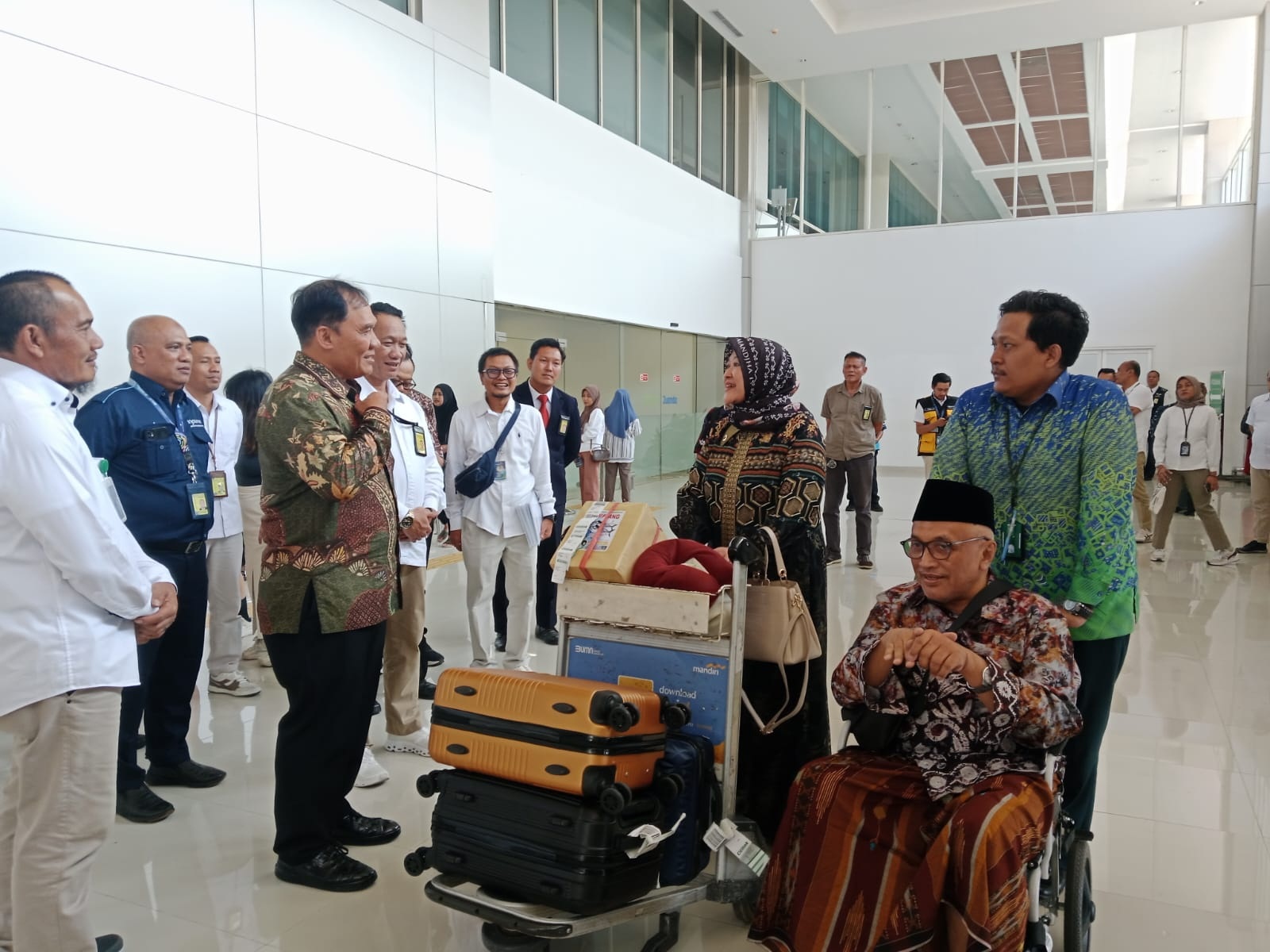 MENYAPA: Anggota DPR RI Bambang Haryo Soekartono saat meninjau Bandara Juanda, Sidoarjo, Senin (23/6). (RUDI/RADAR SIDOARJO)