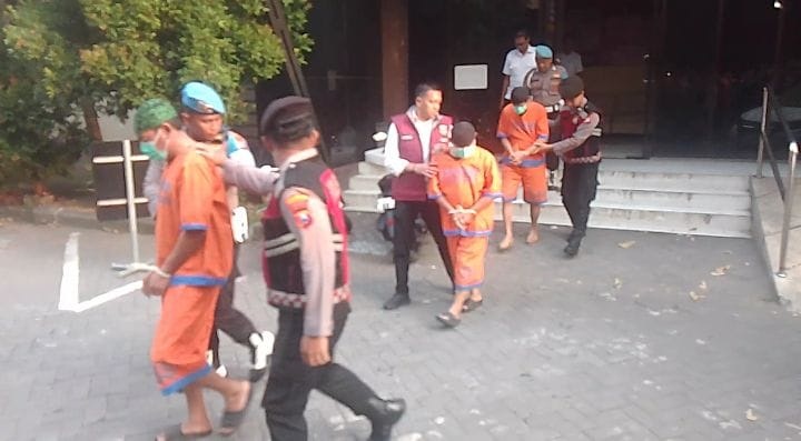 SUAP: Tiga kepala desa diamankan Polresta Sidoarjo, Senin (23/6). (DIKY SANSIRI/RADAR SIDOARJO)