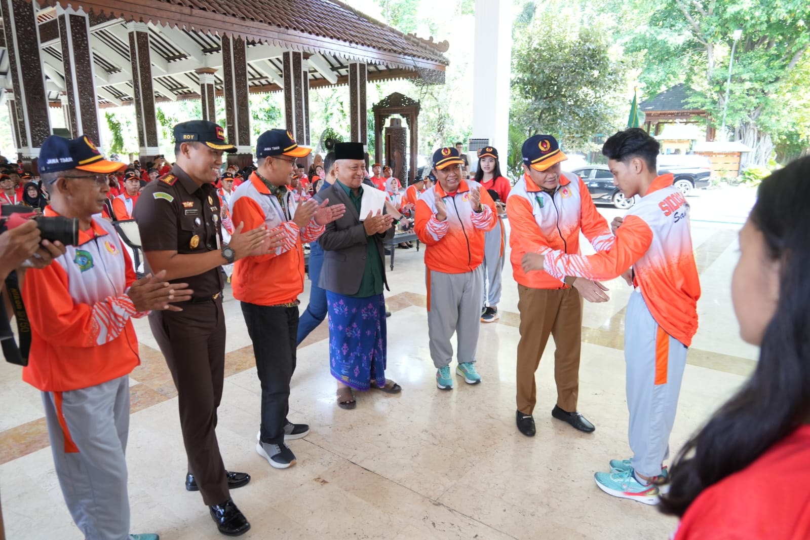 SEMANGAT: Bupati Sidoarjo Subandi saat melepas para atlet Kota Delta ke ajang Porprov Jatim IX di Malang. (M SAIFUL ROHMAN/RADAR SIDOARJO)