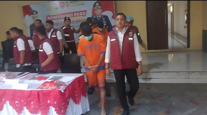 SUAP: Tiga kepala desa saat dirilis di Polresta Sidoarjo. (DIKY SANSIRI/RADAR SIDOARJO)