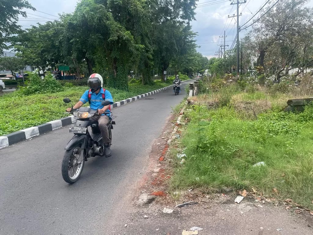 BELUM TUNTAS: Makam Desa Waru yang belum dibebaskan untuk pembangunan. (M SAIFUL ROHMAN/RADAR SIDOARJO)